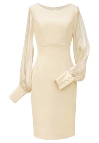 Kremowa sukienka o dopasowanej sylwetce, z satynowymi długimi rękawami, zapinanymi mankietami oraz okrągłym dekoltem. Gładka tekstura na całej powierzchni.