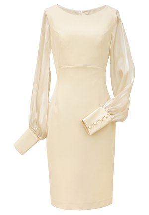 Kremowa sukienka o dopasowanej sylwetce, z satynowymi długimi rękawami, zapinanymi mankietami oraz okrągłym dekoltem. Gładka tekstura na całej powierzchni.