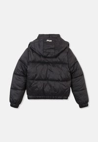 Svart pufferjacka med huva, med en vadderad design och elastiska muddar. "FILA"-logotyp i vitt på baksidan nära halsringningen.