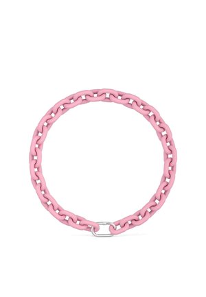 Collier rond avec de larges maillons en chaîne rose mat reliés par un petit fermoir argenté à l'avant, présenté sur un fond blanc.
