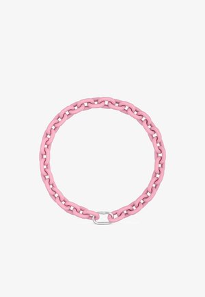 Naszyjnik o okrągłym kształcie z dużymi, matowymi różowymi ogniwami łańcucha połączonymi małym srebrnym zapięciem z przodu, prezentowany na białym tle.