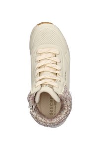 Schuh mit einem cremefarbenen Obermaterial, strukturierten Oberflächen und einer gestrickten pastellfarbenen Akzentuierung am Kragen. Mit beigen Schnürsenkeln und einer Gummisohle.