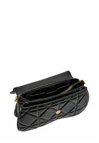Borsa a tracolla nera in pelle trapuntata con dettagli in oro, dotata di un comparto principale e tasche aggiuntive per l'organizzazione.