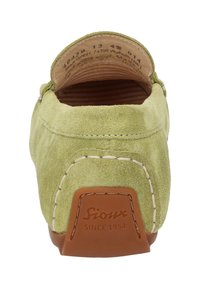 Grüner Wildleder Slipper mit gesticktem Design und brauner Leder-Fersenkappe mit geprägtem Branding. Weiche Innenauskleidung.