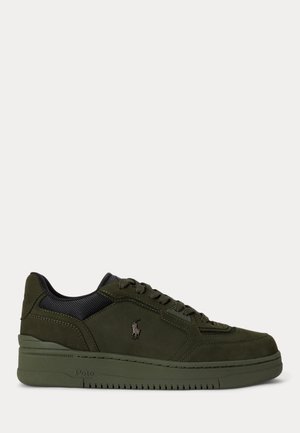 Polo Ralph Lauren, OPEN MASTERS NUBUCK-PANELED SNEAKER UNISEX - Маратонки - estate olive