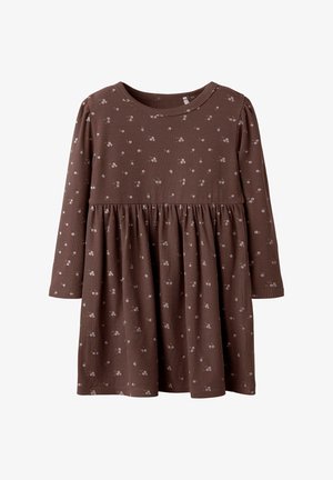 Brun ribbad klänning med långa ärmar, med en gathered kjol och rosa blommönster över hela. Rund halsringning, mjuk tygtextur.