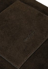 Donkerbruine suede portemonnee met een gladde textuur, geperst merkenlogo en net gestikte randen voor duurzaamheid. Rechthoekige vorm met een eenvoudig ontwerp.