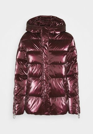 Kiiltävä viininpunainen toppatakki, jossa tikatut osiot, kiinnitetty huppu, etuvetoketju suojaläpällä ja vetoketjut hihansuiden kohdalla.