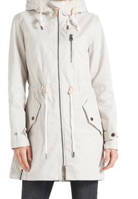 Cappotto lungo grigio chiaro realizzato in tessuto testurizzato. Presenta un cappuccio, vita con coulisse, chiusura con zip e due tasche laterali con chiusura a scatto.