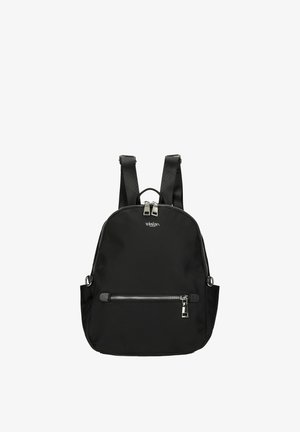 Czarny plecak z przednią kieszenią na zamek, podwójnym górnym zamkiem błyskawicznym, regulowanymi paskami na ramiona oraz małą pętlą do trzymania na górze.