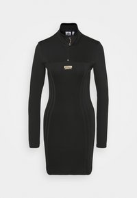 Svart långärmad figurnära klänning med hög krage, blixtlås och Adidas-logotyp i mitten av bröstet, med diskreta sidosträngdetaljer.