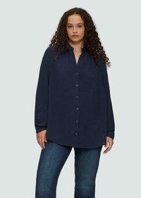 Dunkelblauses Button-Up-Hemd aus strukturiertem Stoff, lockerer Schnitt und langen Ärmeln, mit Kragen und abgerundetem Saum.