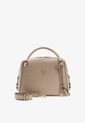 Borsa a mano in pelle beige con manico superiore, tracolla removibile, dettagli in metallo dorato e piccoli ciondoli logo sul lato frontale.
