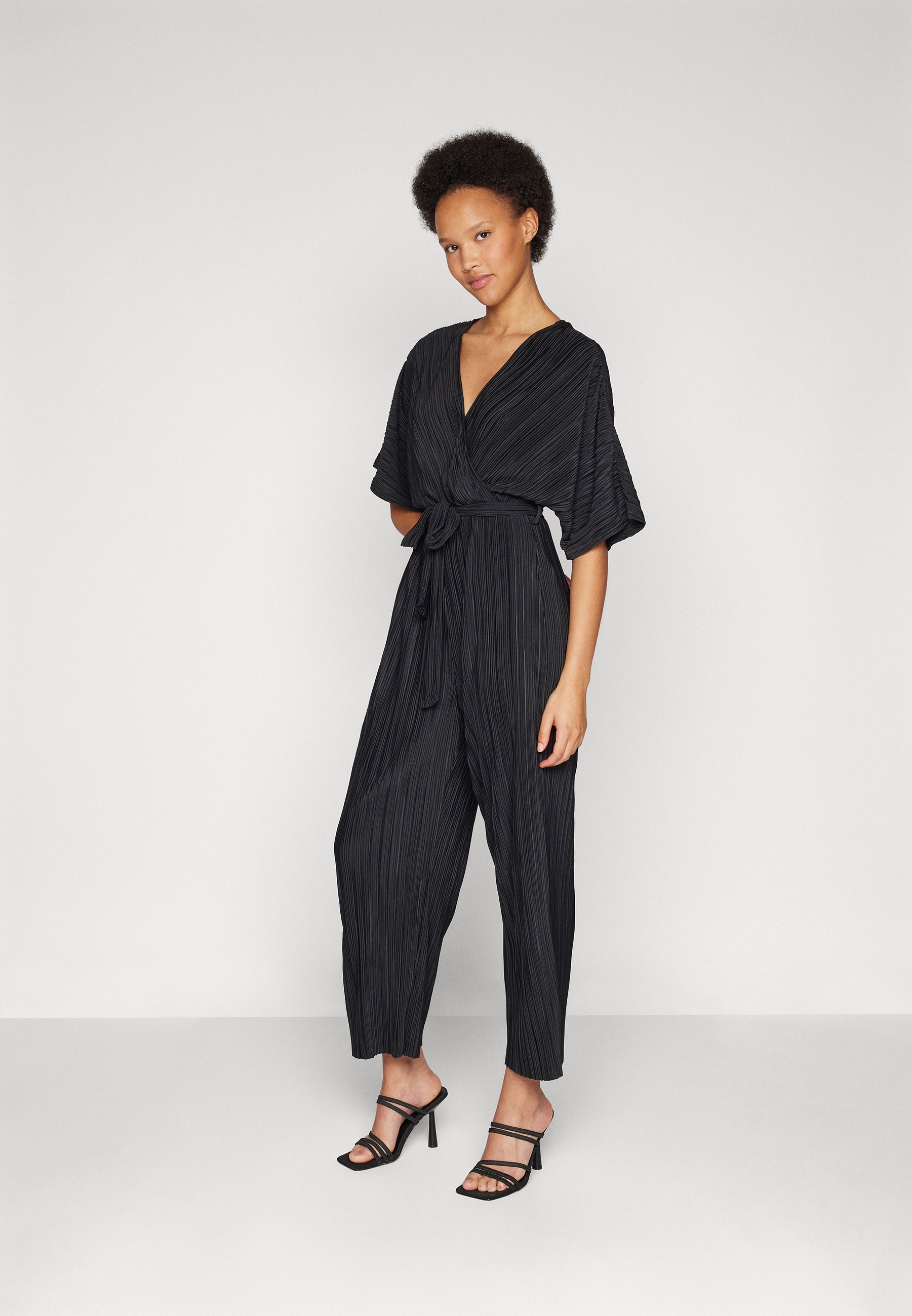 Urban Classics Ladies Shoulderfree Capri Jumpsuit – Tuta Donna Senza Spalle, Nero, Vestibilità Relaxed