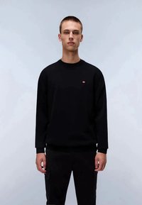 Sweatshirt preto de gola redonda, feito de um material suave, com mangas longas e um pequeno detalhe de logotipo no peito.