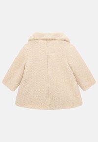 Beige uldblandingsfrakke med en blød, tekstureret overflade, bred krave og trekvartærmer. Bagview viser en enkelt syningslinje.