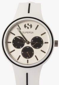 Reloj de silicona blanco con un dial plateado, tres subdiales negros para el día, la fecha y el formato de 24 horas, y un diseño minimalista.