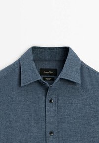 Kurzärmliges, blaues Baumwollhemd mit strukturiertem Muster, spitzem Kragen und Knöpfen vorne. Sichtbares Etikett lautet "Massimo Dutti."