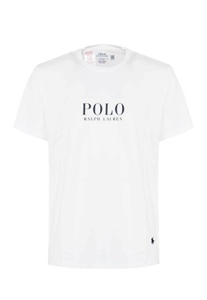 T-shirt bianca in cotone con scollatura tonda, caratterizzata da un logo "POLO RALPH LAUREN" di colore blu scuro sul petto e un piccolo emblema di un cavallo blu.