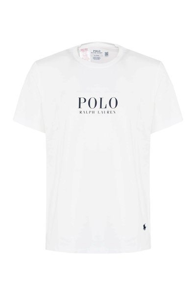 T-shirt bianca in cotone con scollatura tonda, caratterizzata da un logo "POLO RALPH LAUREN" di colore blu scuro sul petto e un piccolo emblema di un cavallo blu.