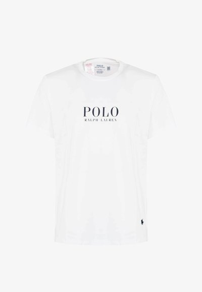 T-shirt bianca in cotone con scollatura tonda, caratterizzata da un logo "POLO RALPH LAUREN" di colore blu scuro sul petto e un piccolo emblema di un cavallo blu.