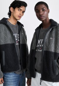 Tommy Jeans ESSENTIAL JACKET UNISEX - Flísová bunda - black