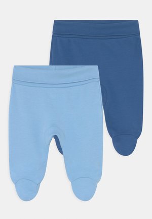 Set od dva para pletiva za bebe u svijetloplavoj i tamnoplavoj boji. Imaju elastičnu traku u struku i zaobljene dijelove stopala.