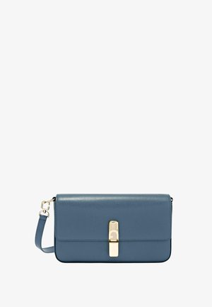 Pochette en cuir bleu au toucher lisse, de forme rectangulaire, avec un accent en fermoir doré. Comprend une bandoulière amovible pour le transport.