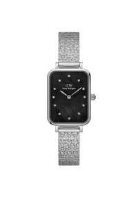 Montre rectangulaire en acier inoxydable argenté avec un cadran noir à motifs, des index argentés et un bracelet en maille texturée argentée.