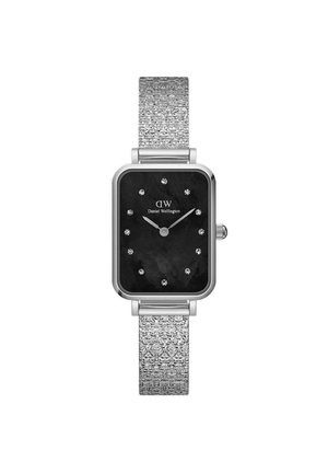 Montre rectangulaire en acier inoxydable argenté avec un cadran noir à motifs, des index argentés et un bracelet en maille texturée argentée.