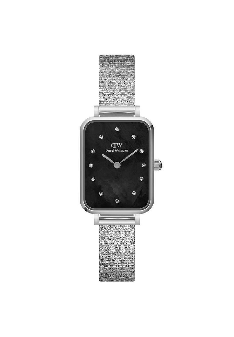 Montre rectangulaire en acier inoxydable argenté avec un cadran noir à motifs, des index argentés et un bracelet en maille texturée argentée.