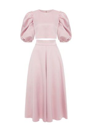 Różowy dwuczęściowy zestaw składający się z krótkiego topu z bufkami oraz długiej, zwiewnej spódnicy. Gładka tekstura, dopasowany krój i centralny detal w postaci plisy.