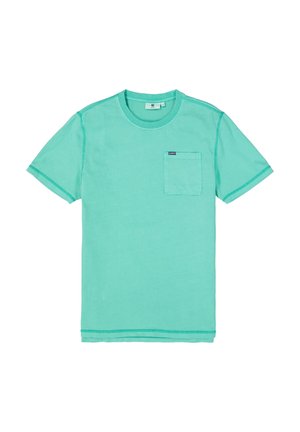 Camiseta de algodón verde menta con escote redondo, mangas cortas y un bolsillo en el pecho. Presenta costuras en contraste a lo largo de los bordes.