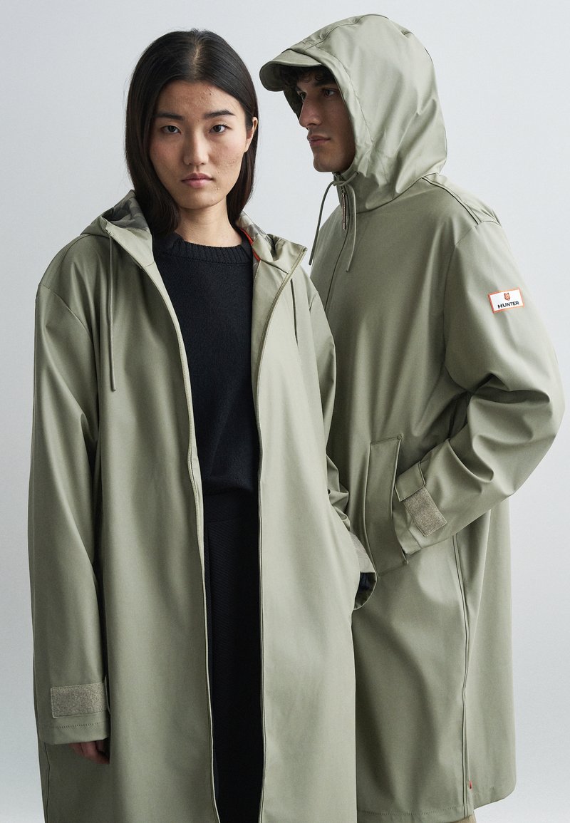 Maison Kitsuné MAISON KITSUNÉ x HUNTER RAIN CLOAK UNISEX - Παρκά - laurel green