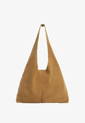 Bolso de hombro de ante suave color beige claro con forma triangular amplia y una única correa ancha, con una costura central en la parte frontal.