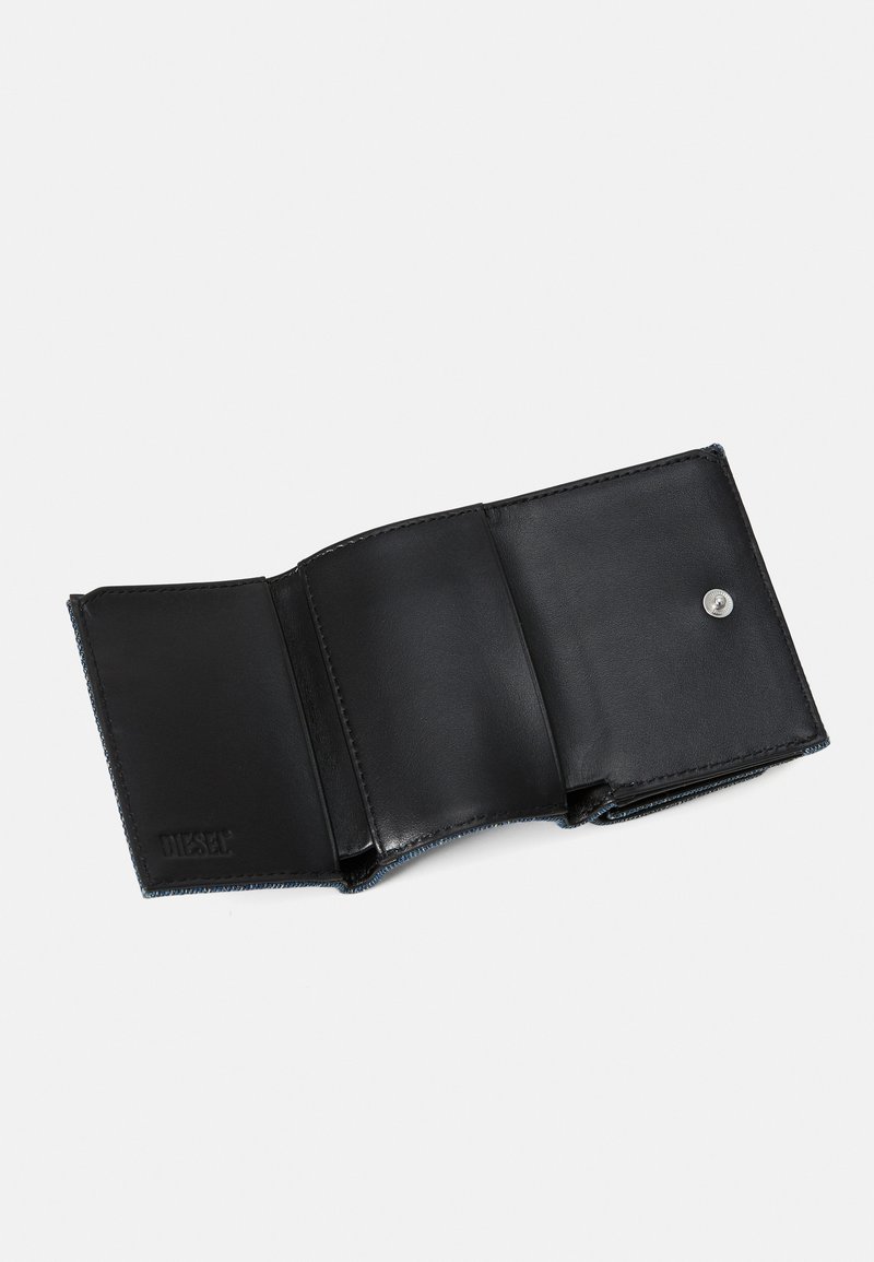 Portafoglio in pelle nera con più scomparti per carte, chiusura a scatto e logo impresso. Texture liscia con dettagli cuciti attorno ai bordi.