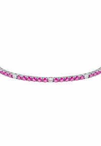Bracciale con pietra preziosa rosa e diamante trasparente montato in metallo argento. Presenta un design simmetrico con posizionamento alternato delle gemme e accenti lucidi.