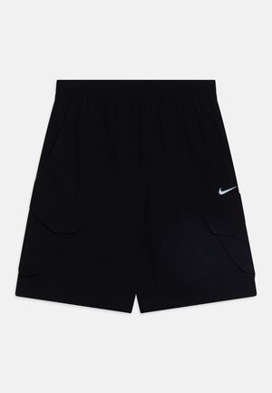 Czarne szorty z elastycznym paskiem, dwoma bocznymi kieszeniami cargo i małym białym logo Nike na lewej przedniej stronie.