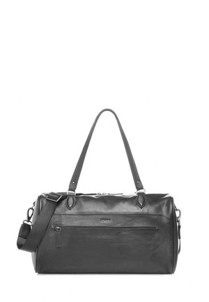 Czarna skórzana torba sportowa z podwójnymi górnymi rączkami, odpinanym paskiem na ramię i przednią kieszenią na zamek, na białym tle.