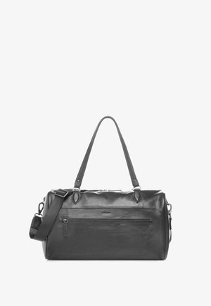 Czarna skórzana torba sportowa z podwójnymi górnymi rączkami, odpinanym paskiem na ramię i przednią kieszenią na zamek, na białym tle.