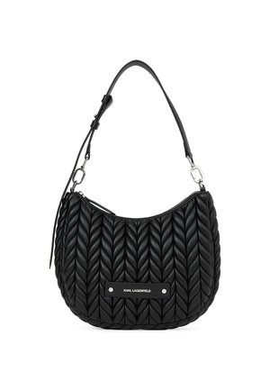 Melnas ādas hobo soma ar pītām tekstūrām, magnētisko aizdari un sudraba logo plāksni priekšpusē. Iekļauta regulējama plecu siksna.