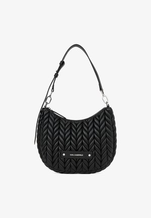 Črna usnjena hobo torba z pleteno teksturo, magnetnim zapiranjem in srebrno ploščico z logotipom na sprednji strani. Vključena je nastavljiva naramnica.