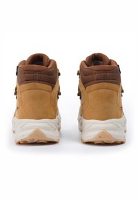 Stivaletti da trekking in suede marrone e mesh con colletto alto, design con lacci e suole in gomma bianca chunky. Presentano dettagli in metallo laterale e accenti testurizzati.