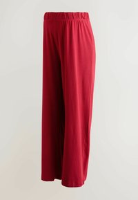 Pantaloni roșii cu croială largă, confecționați dintr-un material moale. Dispune de o talie elastică și un design fluid. Textură netedă, fără modele vizibile.