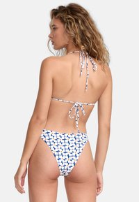 Bikini s geometrickým vzorom v modrej, bielej a oranžovej farbe. Má viazanie na krku a vysoké nohavičky. Hladká textúra látky.