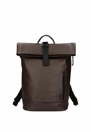 Dunkelbrauner Rolltop-Rucksack mit schwarzem Schnallenverschluss, vorderer vertikaler Reißverschlusstasche und schwarzen verstellbaren Schultergurten vor weißem Hintergrund.