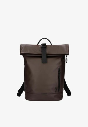 Dunkelbrauner Rolltop-Rucksack mit schwarzem Schnallenverschluss, vorderer vertikaler Reißverschlusstasche und schwarzen verstellbaren Schultergurten vor weißem Hintergrund.