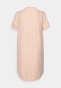 Randig klänning i ljus persika och vitt; korta ärmar, rundad halsringning, lätt böjd fåll bak. Tillverkad av ventilerande tyg.