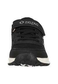 Schwarzer Sportschuh mit textilem Obermaterial, Gummisohle und gepolstertem Schaft. Verfügt über einen Klettverschluss und eine strukturierte Griffläche auf der Außensohle.