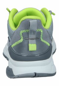 Szare sneakersy z teksturowaną cholewką, limonkowym wnętrzem i akcentami oraz uchwytem z tyłu. Posiadają cushioned sole dla komfortu.